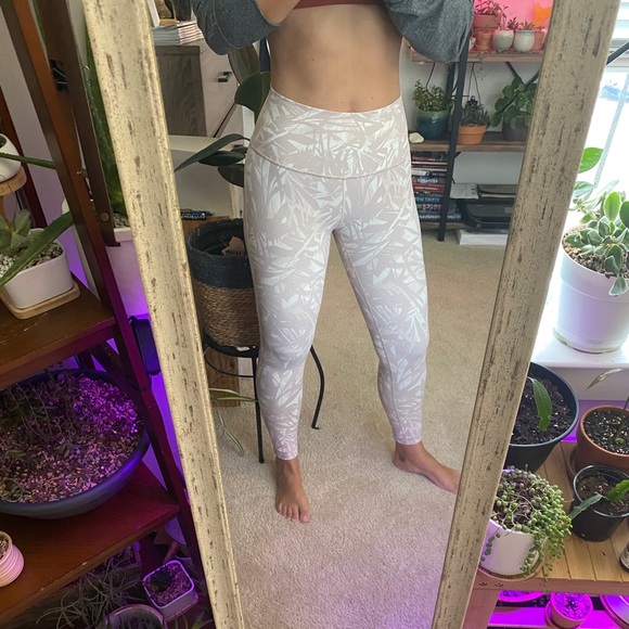 -sold- Like NEW Lululemon Wonder Under leggings - Picture 5 of 10